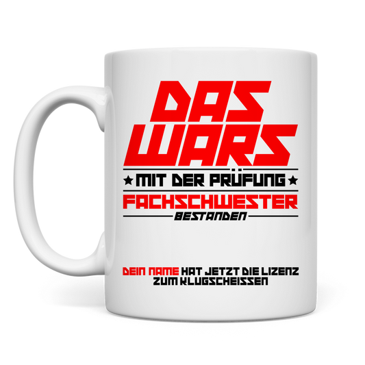 Weisse Keramiktasse mit Aufdruck Fachschwester Pruefung bestanden als Geschenk zum Examen fuer Krankenschwestern auf weissem Hintergrund