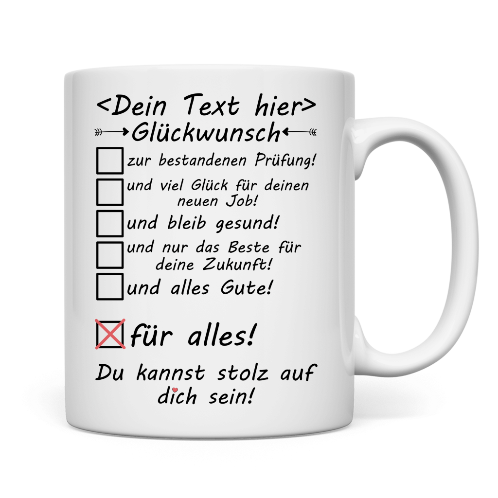 Kollegin haelt personalisierte Tasse mit Namen zum Abschluss der Weiterbildung als Anerkennung im Team