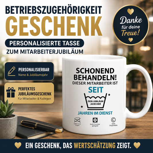 Weiße personalisierte Tasse als Geschenk zur Betriebszugehörigkeit mit individuellem Jubiläumsjahr. Perfekt für 20, 25, 30, 35, 40 oder 45 Jahre Betriebszugehörigkeit und jedes Mitarbeiterjubiläum.