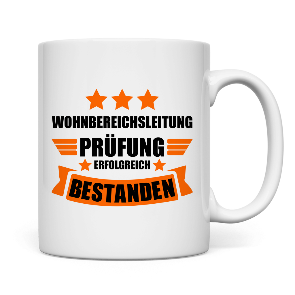 Nahaufnahme Tasse mit Spruch fuer Wohnbereichsleitung – Geschenk zur bestandenen Leitungspruefung
