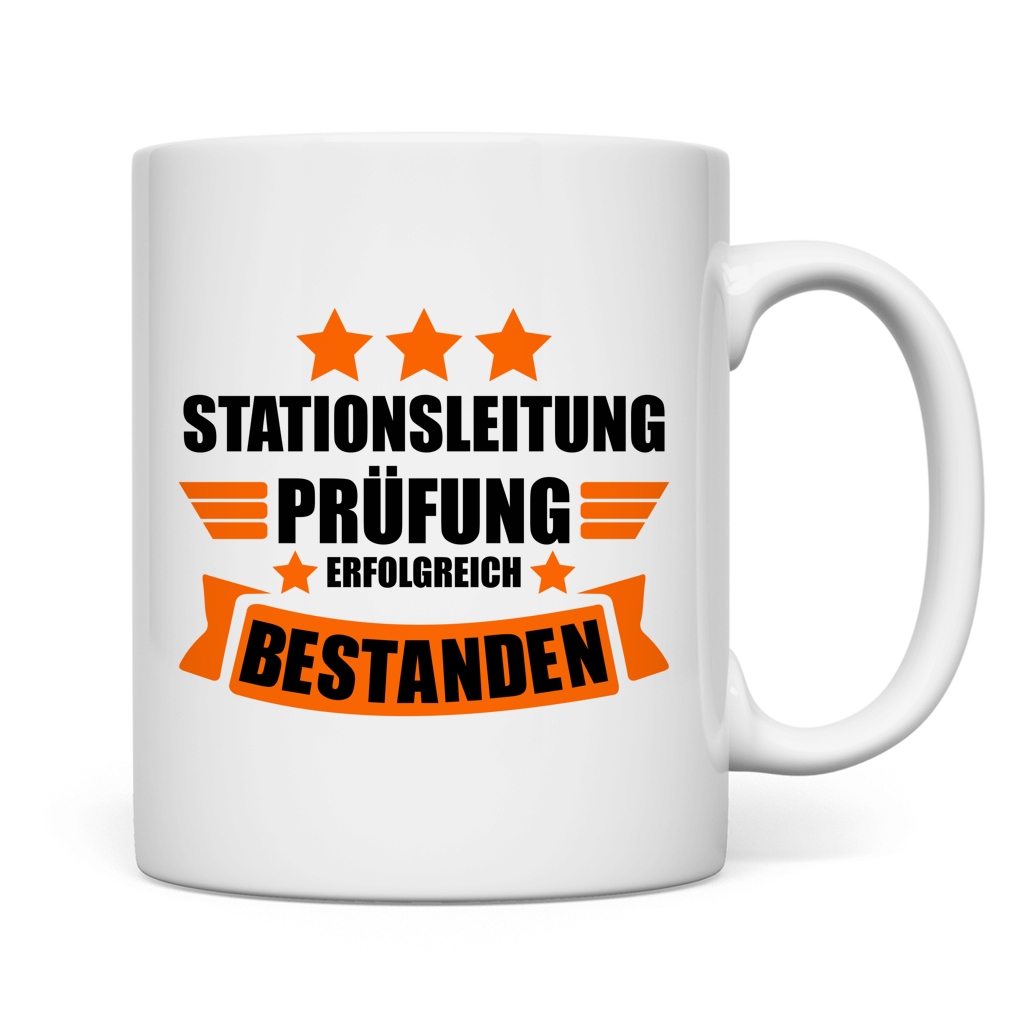 Nahaufnahme Tasse mit Spruch fuer Stationsleitung – Geschenk zur bestandenen Weiterbildungspruefung
